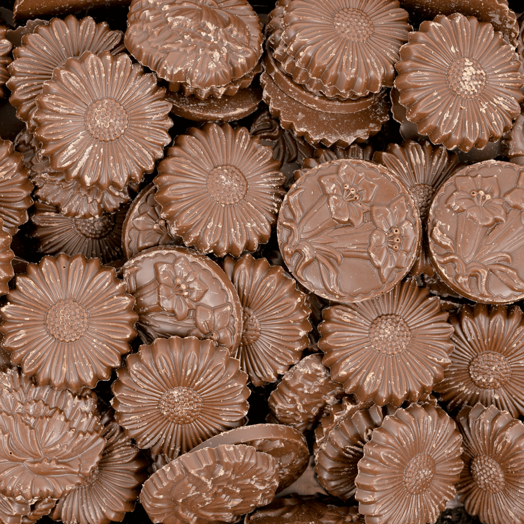 Chocolate daisies with milk chocolate